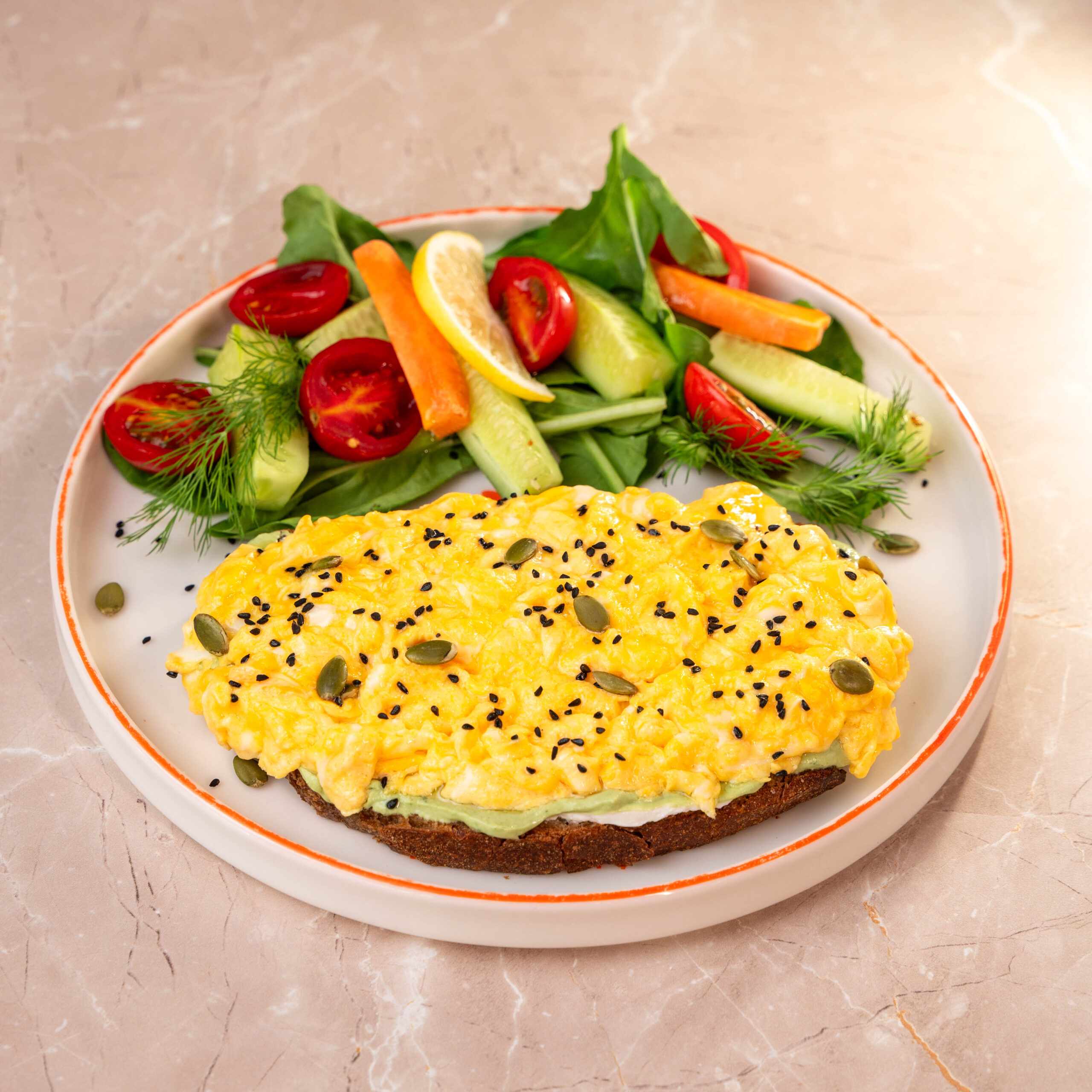 Avokadolu Ekmek Üstü